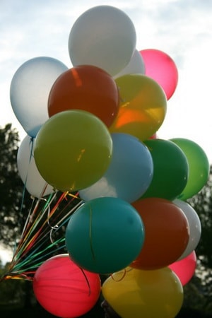 23 adet rengarenk balonlardan u�an balon 